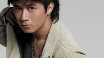 王祖蓝举家返港，46岁逆势翻盘还是终悟？