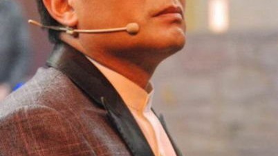 毕福剑近况：66岁书画展首秀，为幼子奔波商演，跌落神坛后的真实人生