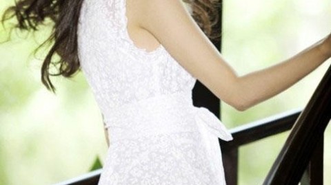 童瑶夏日光影间绽放自信笑容定格时尚瞬间