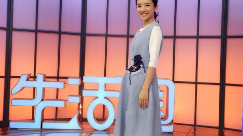 荧幕风华优雅绽放主持人蔡紫活动现场时尚造型解析