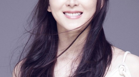 胡静白裙写真展露优雅风情 巧笑嫣然尽显女神魅力