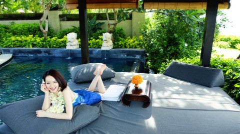 碧海蓝天映笑颜 戚薇海岛写真展夏日清新魅力