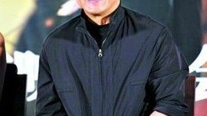 成龙，从“硬核打星”到“全民大哥”的传奇人生与争议蜕变