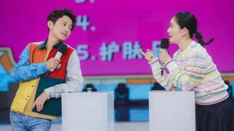 何炅收礼事件：20年“老好人”人设崩在一条不干胶上