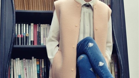 阚清子粉裙翩跹演绎早春浪漫 手捧雏菊定格花样年华