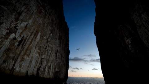 山海交响曲：当峭壁裂隙遇见海天交融