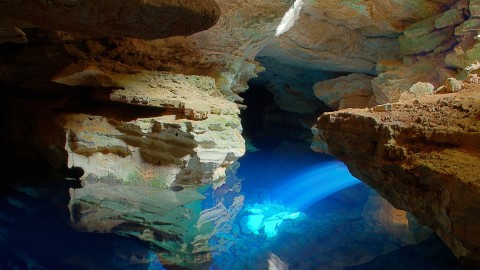 赤色熔岩与时光褶皱：地球的原始诗篇