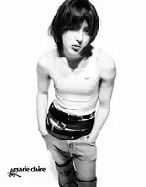 近距离特写聚焦深邃眼眸，肌肤质感与细腻情绪在柔和光线下展露无遗