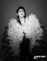 霓虹色调弥漫空间，身影在氤氲光雾中若隐若现，交织出梦幻与真实的边界