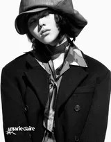 暖色光线轻柔勾勒，瞬间回眸捕捉动态的温柔，发丝扬起带来灵动的呼吸感