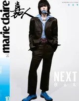 抽象色块背景下展现结构性姿态，肢体语言与空间几何形成充满张力的对话