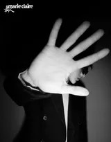 黑白光影交织，轮廓在极简背景前被强化，诠释静谧中蕴含的力量感