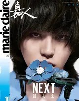 冷调光影中侧颜凝视，银色碎发与未来感妆容勾勒出疏离而精致的轮廓