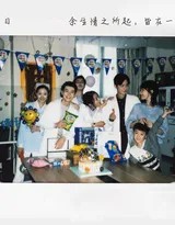 灯光师调试着复古灯具，昏黄光晕勾勒出他专注的侧影，仿佛在点亮一段即将开启的故事