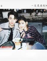 女主角身着复古连衣裙倚窗远眺，阳光为她的轮廓描上金边，眸中映着故事结束后的宁静与不舍