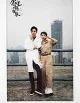 几位幕后人员围坐木桌进行剧本讨论，手绘分镜稿与咖啡杯交错，碰撞出创意火花四溅的瞬间