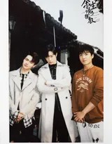 摄影师捕捉下场记板合上的最终瞬间，数字与符号记录着旅程终点，也是所有记忆的起点