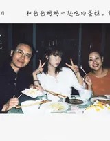 化妆师正细心为演员整理鬓角，镜中映出两张同样认真的脸庞，描绘着台前幕后无间的信任