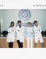 男主角放松地靠在复古钢琴边，指尖轻触琴键，仿佛下一秒就有属于角色的旋律流淌而出