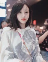 吴宣仪整体造型全景，宽松白色卫衣与牛仔短裤构成经典上长下短搭配，清新靓丽