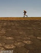 张艺兴身穿黑色机车皮衣半敞，露出精壮腹肌与金色项链，金色短发在旷野风中飞扬，眼神不羁地直视镜头。