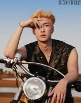 张艺兴身穿牛仔外套内搭简约背心，外套微敞，他双手插袋望向远方，旷野的风吹动衣角，画面充满动态与故事感。