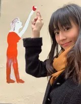 张钧甯悠闲骑行于滨海小径，落日余晖为她的身影镀上金色轮廓