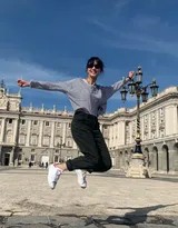 张钧甯身着白色长裙侧坐凝视，海风轻拂发丝，静谧如一幅油画