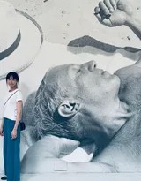 张钧甯于古朴街巷中驻足回望，光影交织衬托其静谧文艺气质