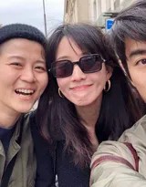 张钧甯赤足倚靠老树闭目养神，斑驳阳光洒落脸庞与绿色裙摆