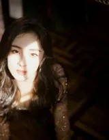 杨幂漫步于室内光斑之中，飘逸的裙摆随风轻扬，整体构图充满动态的优雅与诗意