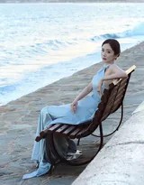 杨幂化身海浪女神一袭流动的湛蓝谱写海边优雅诗篇