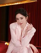 杨幂正对镜头，手持球杆露出自信微笑，身后是朦胧的台球桌背景，整个人宛如从时尚画报中走出的封面女郎