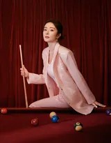 杨幂微微俯身靠近台球桌，目光锐利地审视球局，手中球杆蓄势待发，展现了决策瞬间的绝对专注与强大气场