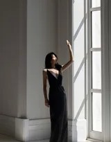 镜头捕捉殷桃行走间的动态瞬间，裙裾飞扬，姿态潇洒，尽显其自在与活力