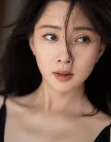 殷桃在古典建筑走廊中驻足，光影交错，她与静谧环境融为一体，画面充满故事感