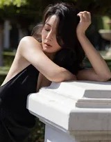 殷桃背影特写，露背设计完美展现其骨感而优美的背部线条，肌肤在光下宛若丝绸