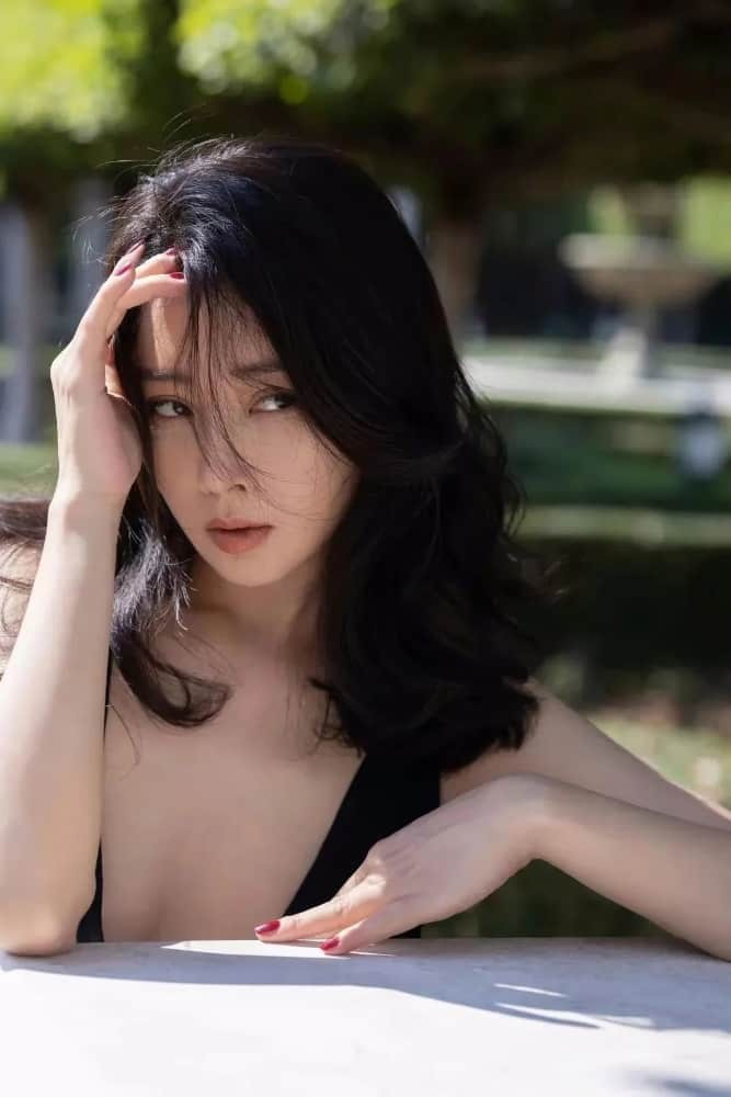 殷桃背影惊艳，露背黑裙展现光滑美背与优雅肩线，宛若黑天鹅