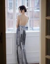 她微微仰头闭目，流苏耳饰轻晃，沉浸于静谧氛围之中，宛如月光下的精灵