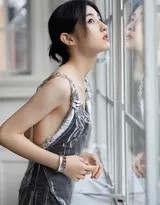 张子枫回眸瞬间，眼神沉静而深邃，露背设计展现其优美的背部线条与蝶骨