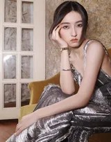 张子枫身着银色流苏长裙侧身凝望，流苏如星河倾泻，侧颜线条精致而坚定