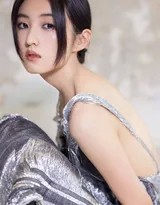 张子枫双手轻拢长发，露出清晰下颌线与沉思神情，展现介于少女与女人间的独特韵味