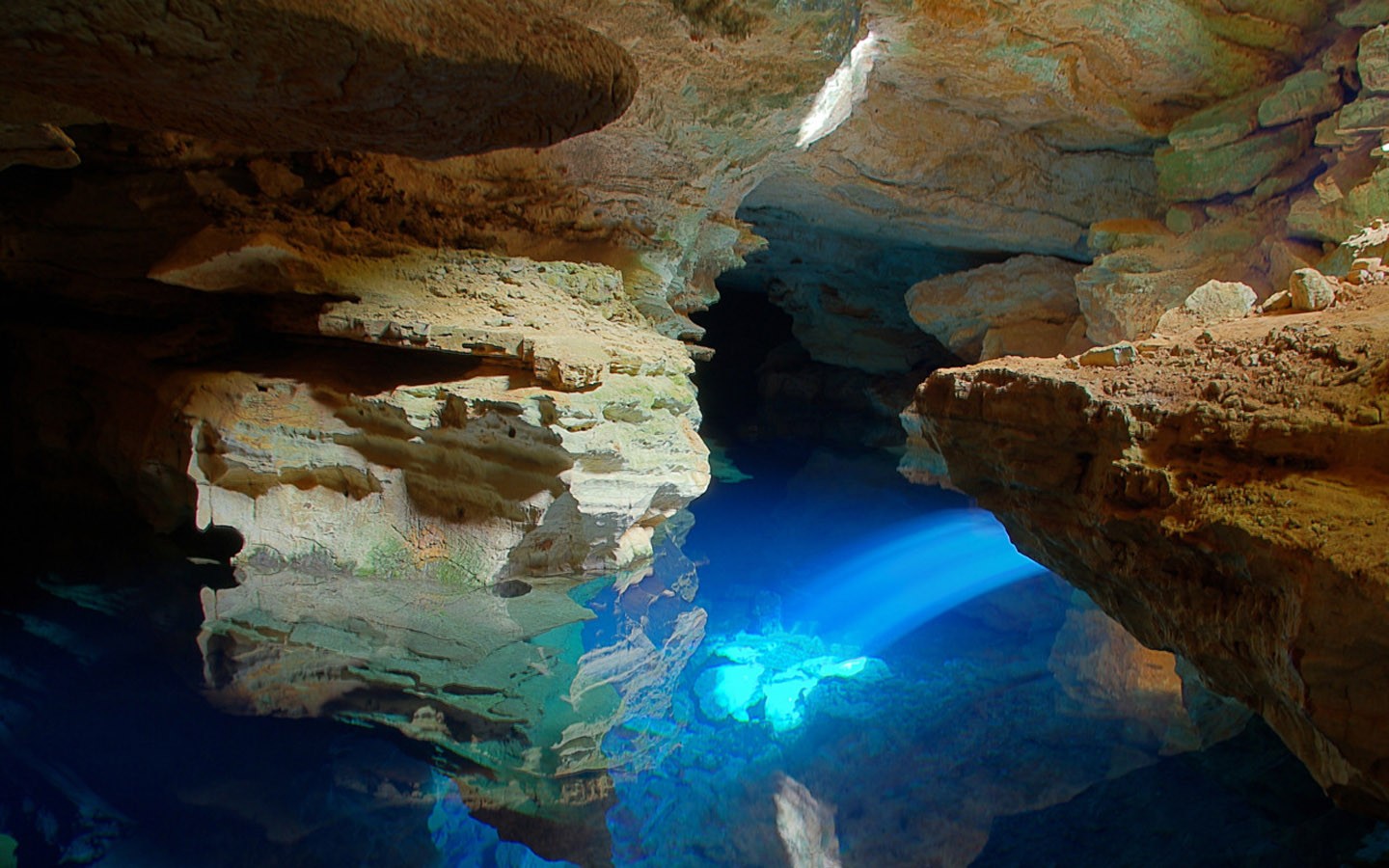 晨光中的赤色熔岩地貌，纹理如时光镌刻的立体画卷，深邃壮美的自然之力