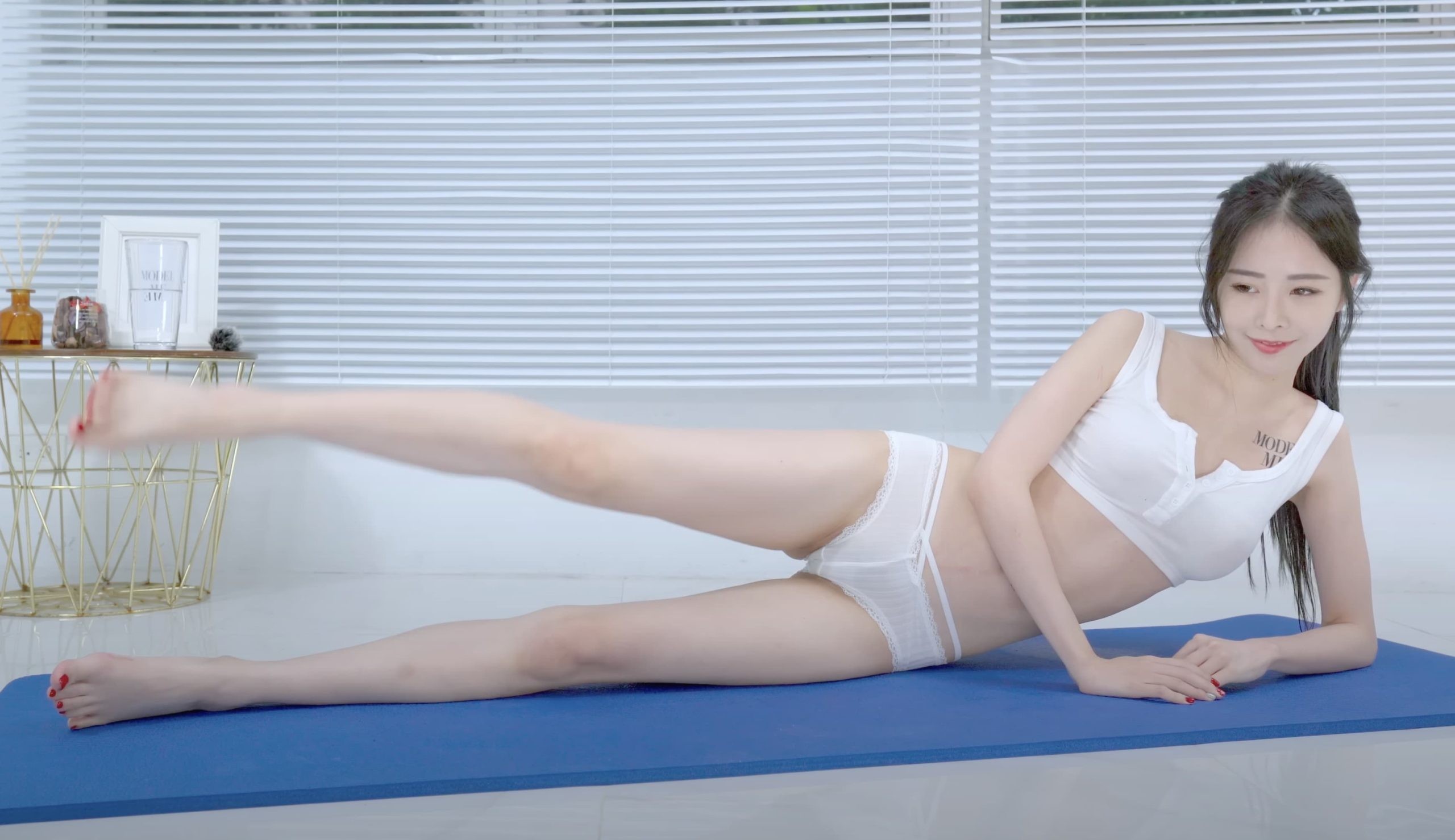 舞者般的瑜伽姿态，单腿稳固支撑，另一腿后抬伸展，三点式服饰凸显出身体如弓般充满张力的完美弧线