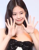JENNIE身姿挺拔侧立，光影勾勒出蝴蝶结与身体的曼妙轮廓，整体造型宛若一件行走的现代雕塑作品