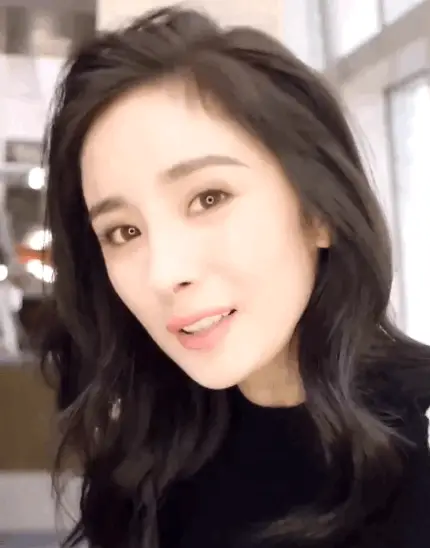 杨幂灵动眨眼瞬间，眼神如狐般妩媚勾人