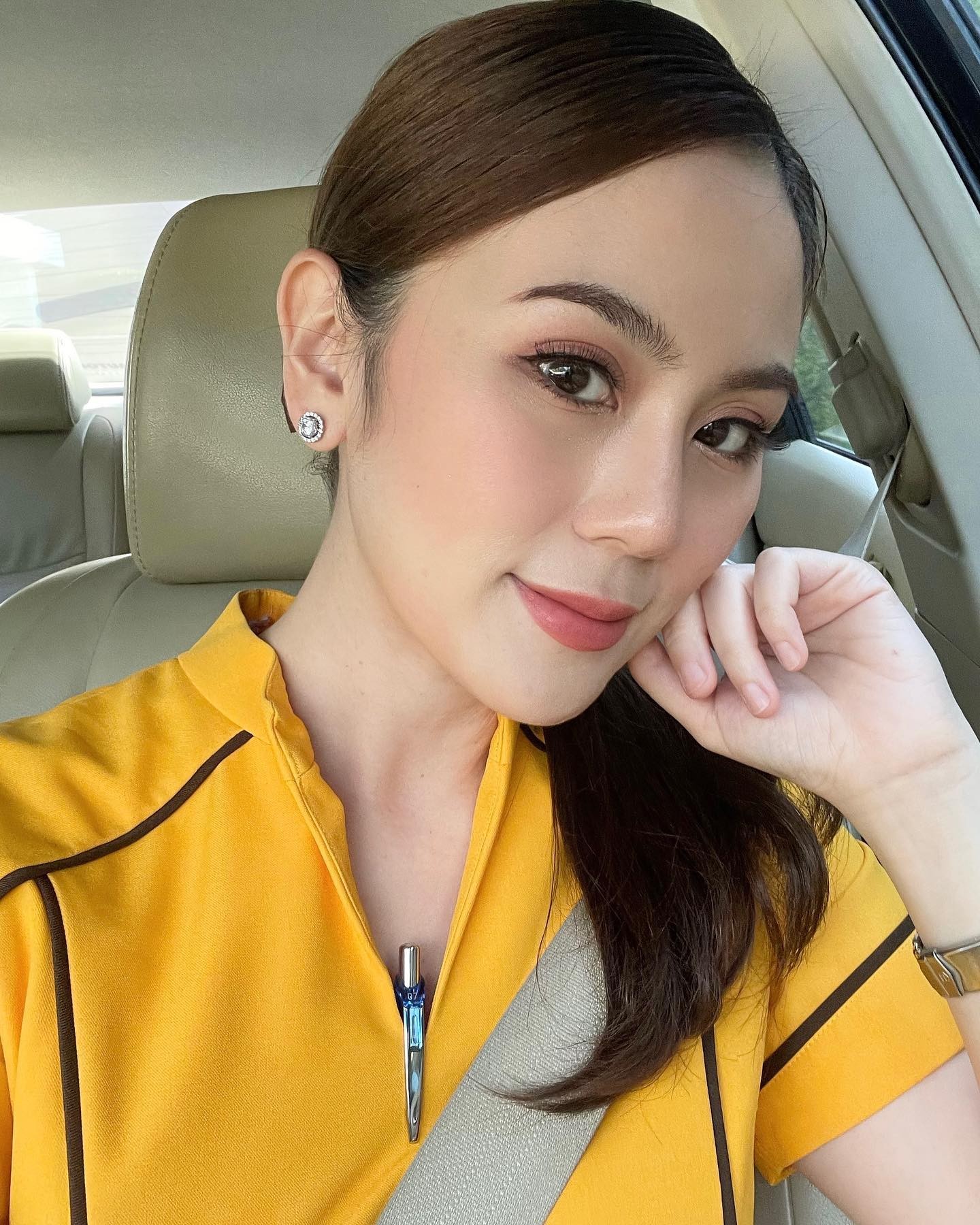 纯白背景前，女孩俏皮眨眼，长发披肩，一抹清新又带狡黠的微笑直达眼底