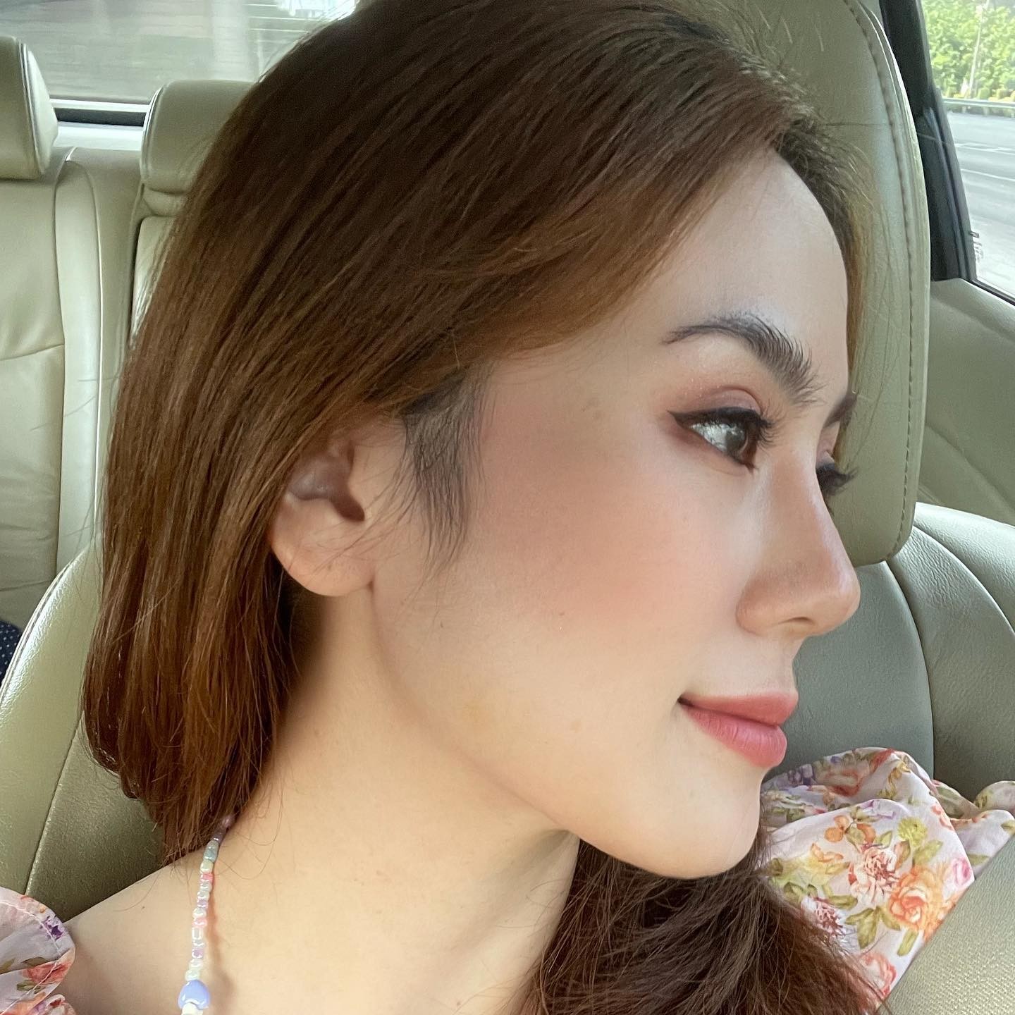 近距离捕捉女性面部，水润双眸直视镜头，纯真与诱惑在清澈眼神中达成微妙平衡