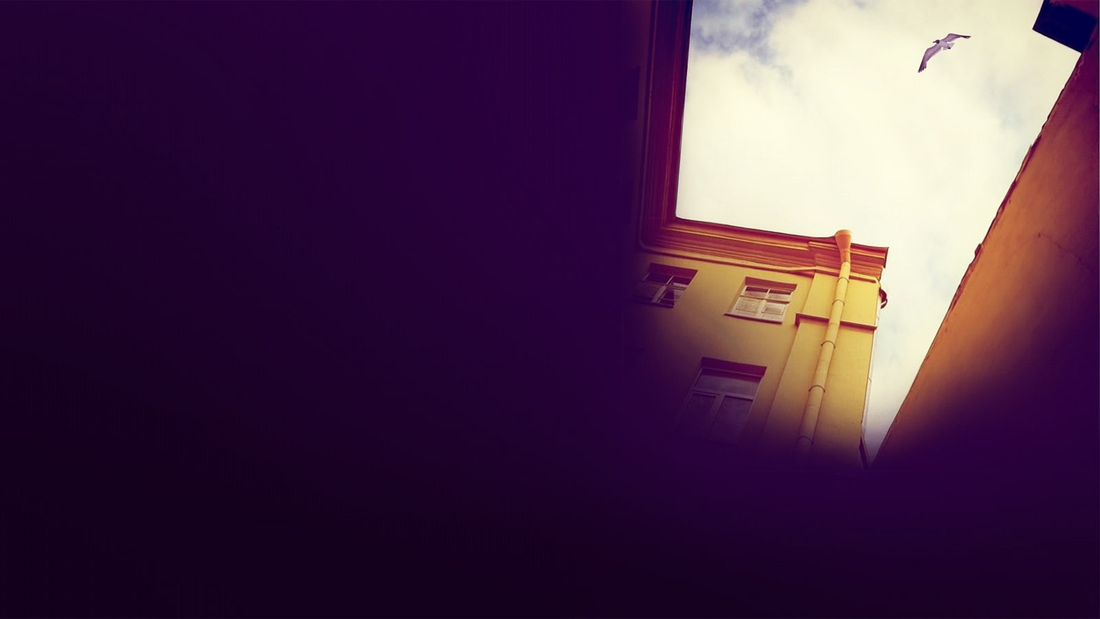 夕阳余晖轻抚深褐檐角，古雅瓦当静默凝望天际流云