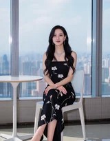 少女轻倚窗框回眸，指尖轻触玻璃，窗外的光线穿透碎花裙袖，营造出透明而梦幻的光影交织效果